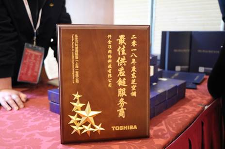 图片包含 室内, 餐桌, 就坐 描述已自动生成