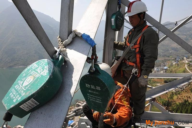 坠落保护速差自控器